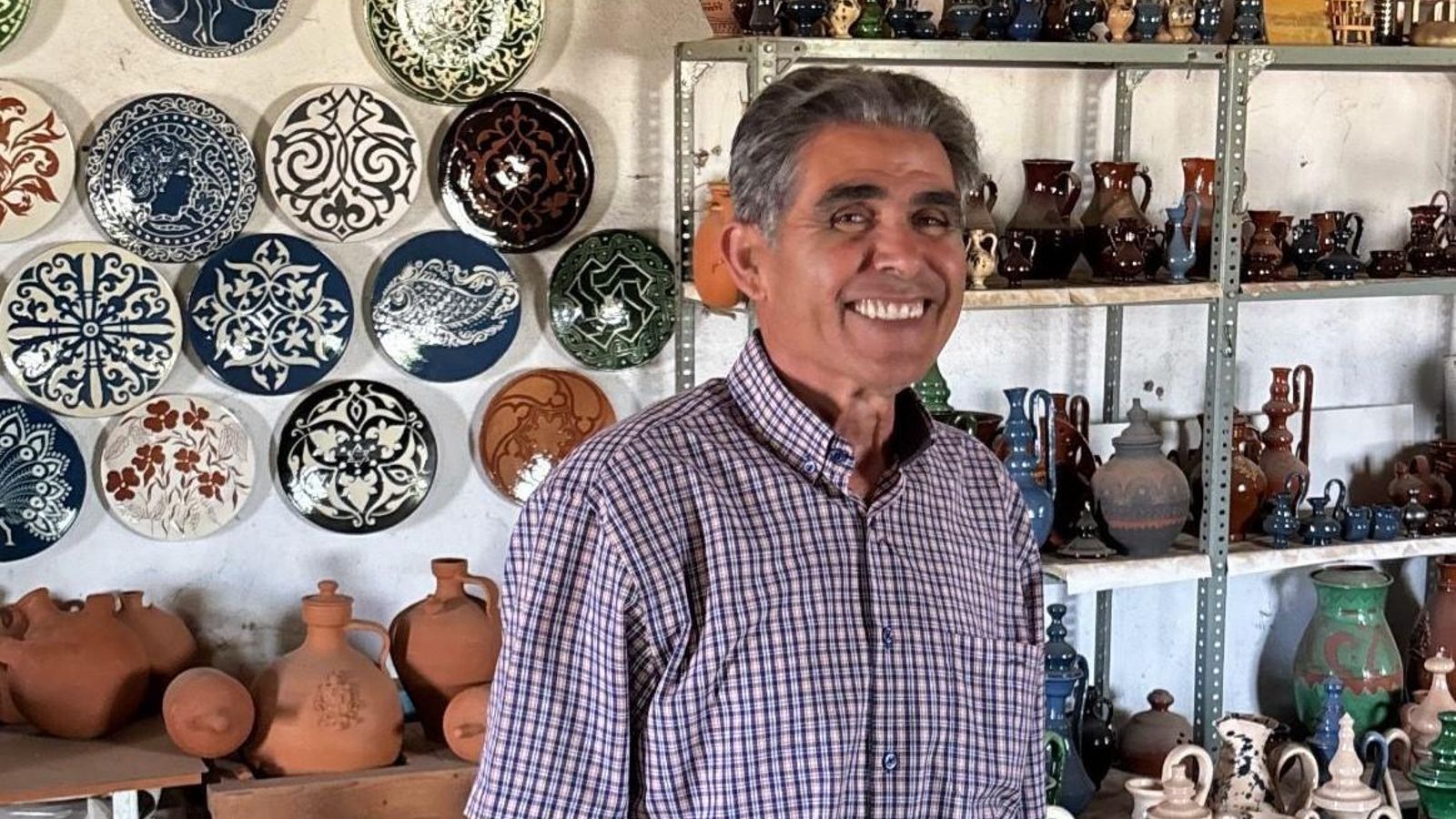 El alfarero hinojoseño posa ante algunas obras en su taller.