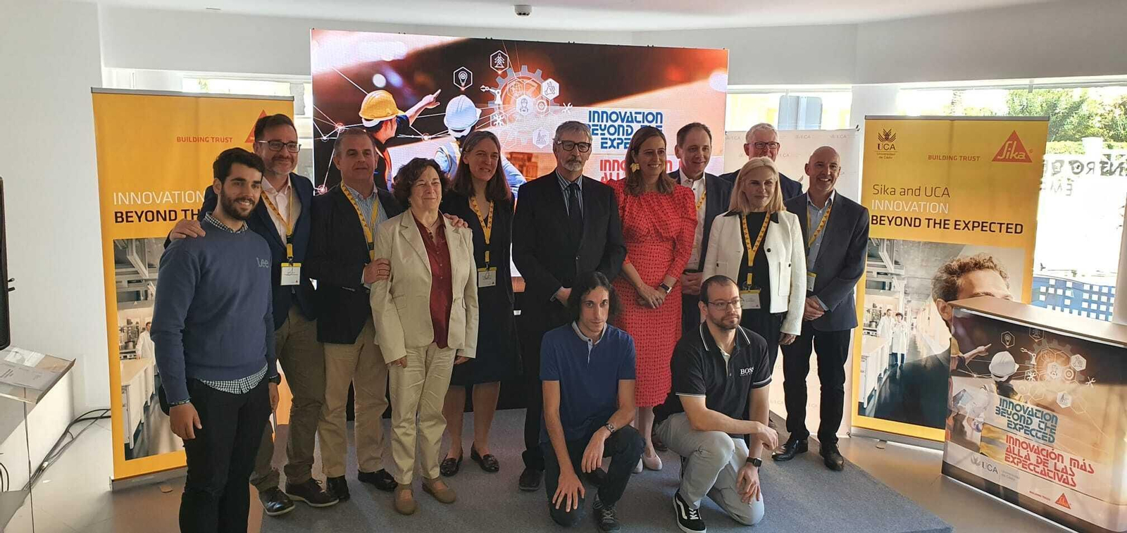 Foto de familia tras la firma del acuerdo.