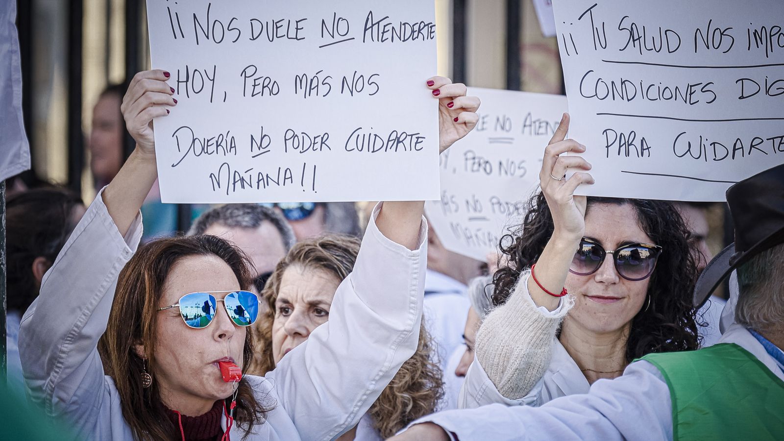 Las imágenes de la manifestación de médicos durante su tercer día de huelga en Cádiz