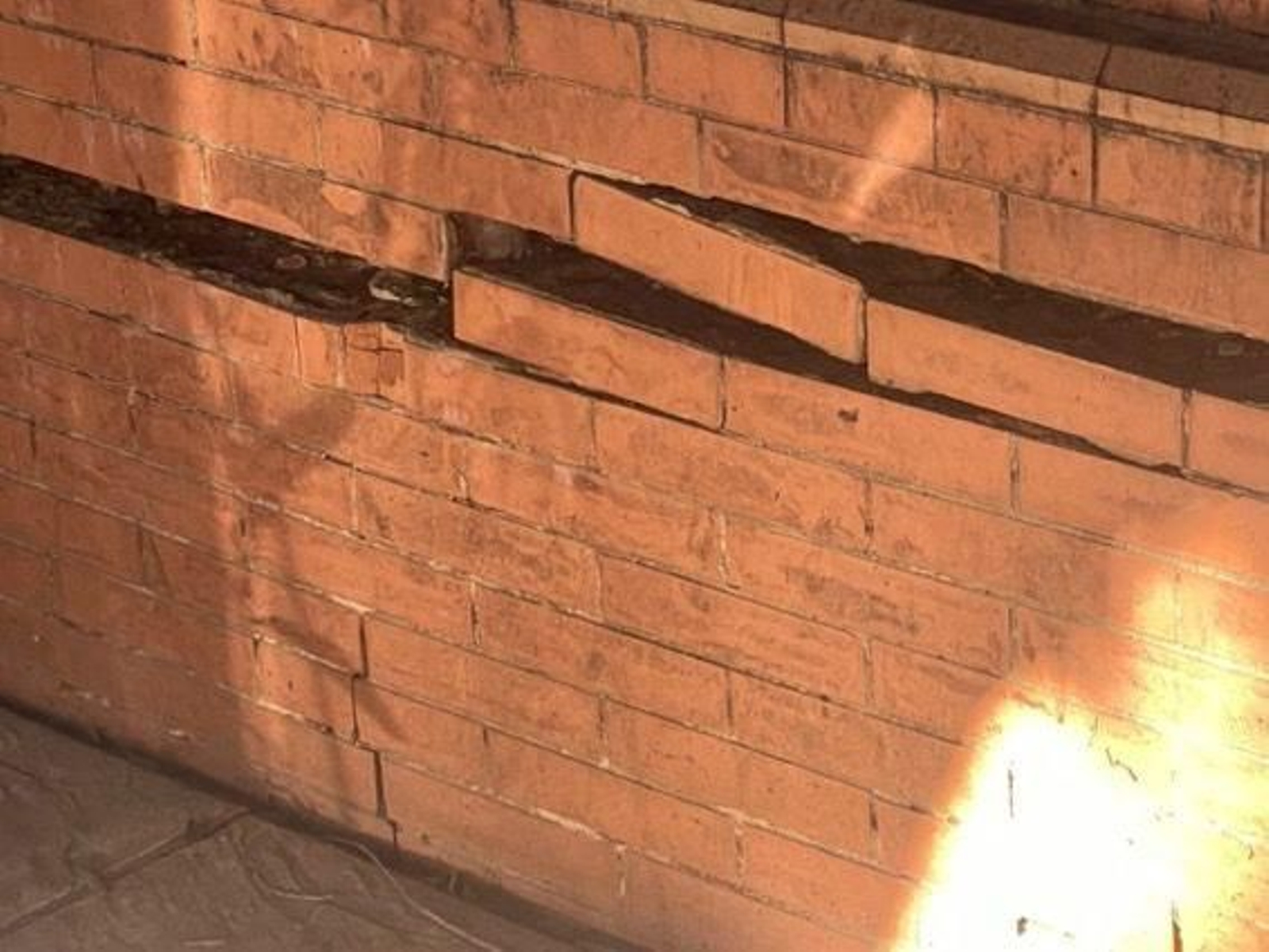 Las grietas del cerramiento de los Jardines del Prado en Diego de Riaño