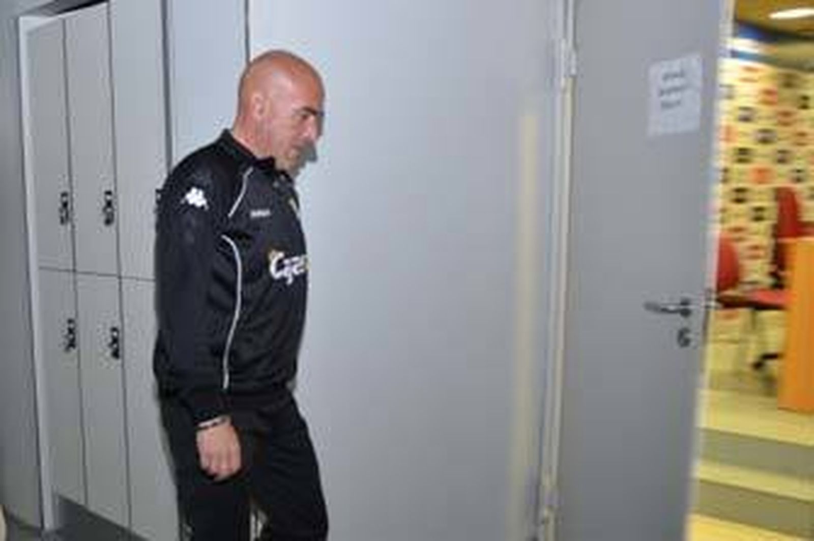 Carlos Ríos accede, ayer, a la sala de prensa de Chapín. /Manuel Aranda