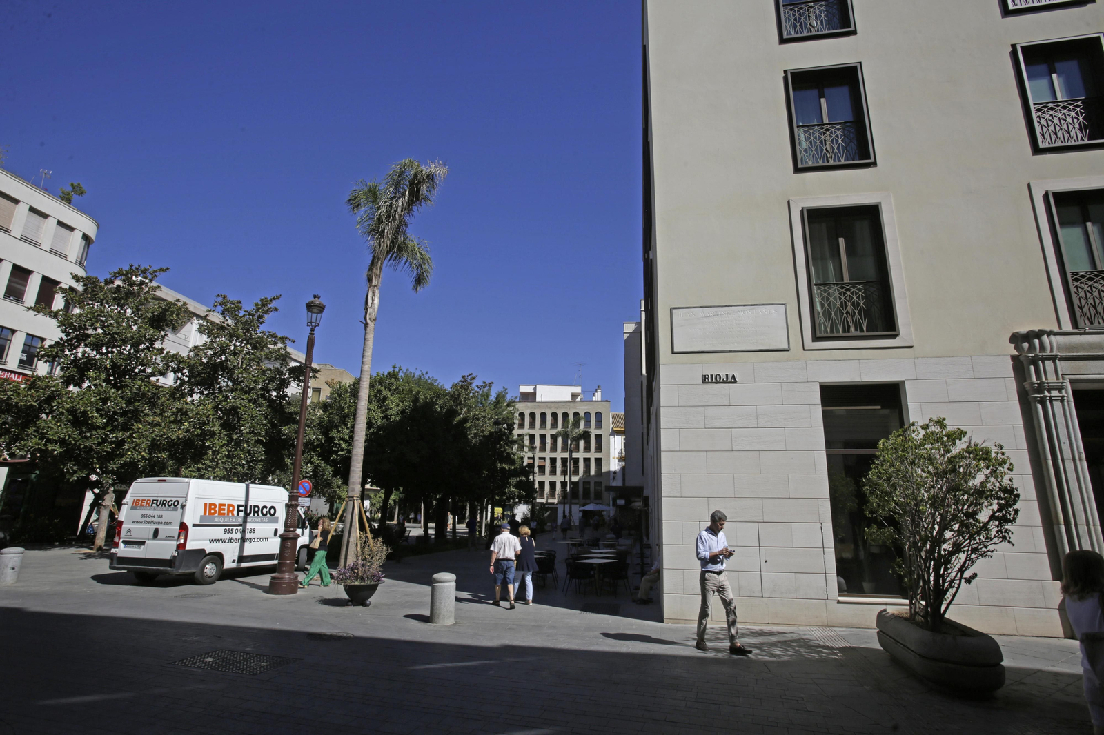 La placa de Martínez Montañés luce de nuevo en la Magdalena.