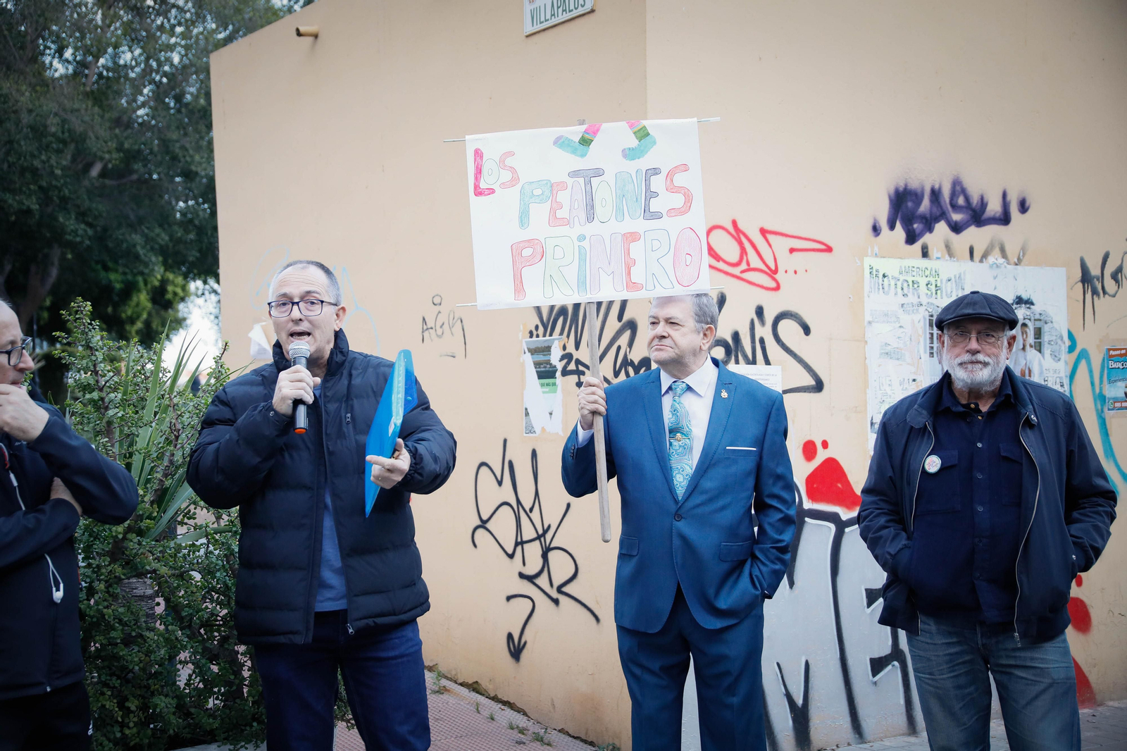 Imágenes de la protesta de los vecinos en la avenida del Mediterráneo  para reclamar paso de peatones con semáforo