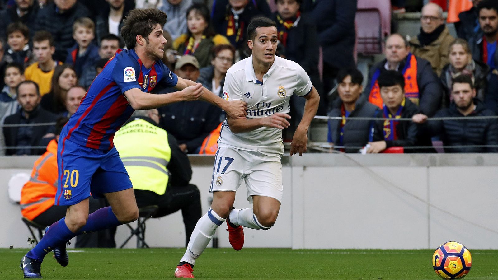 Lucas Váquez desborda a Sergi Roberto.