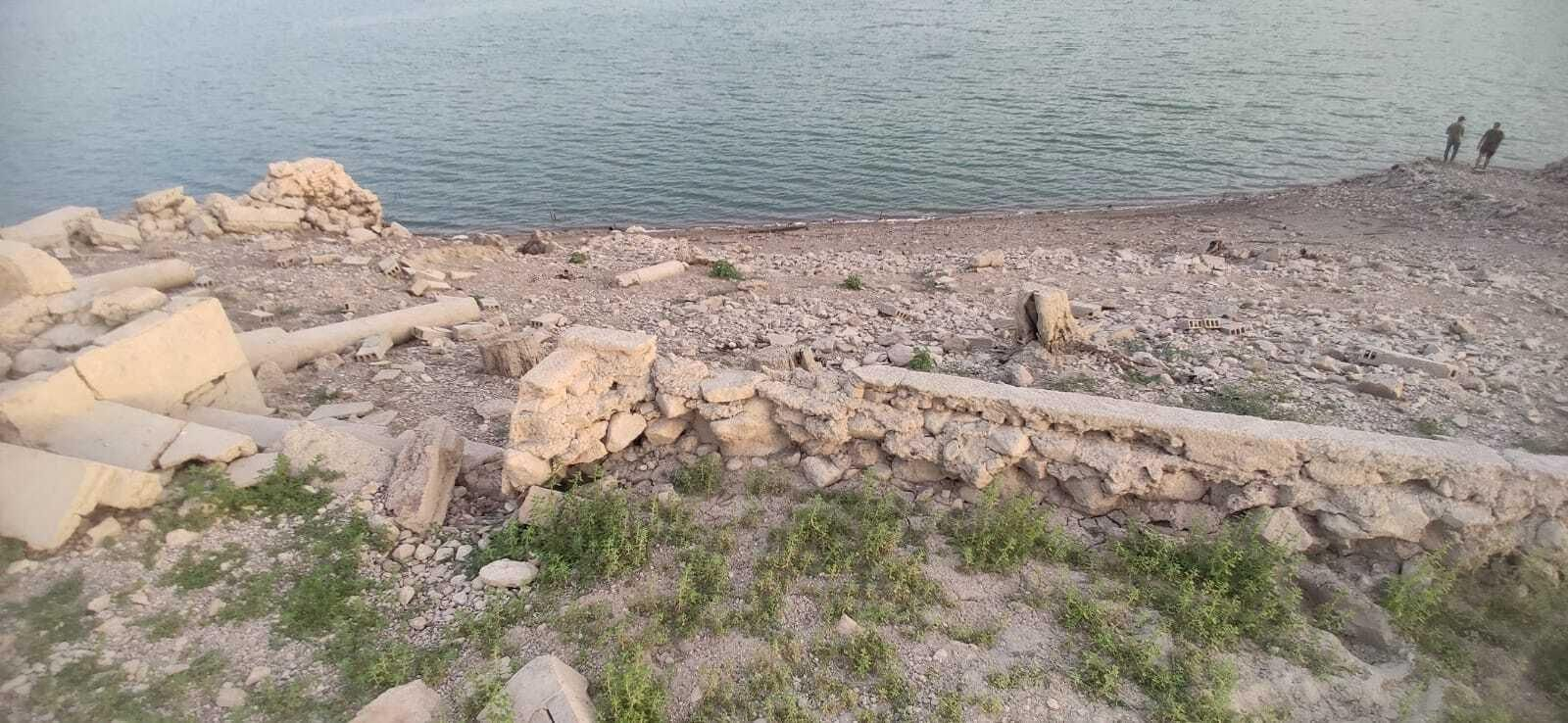 Un recorrido en fotografías por las ruinas que afloran en el pantano de Iznájar