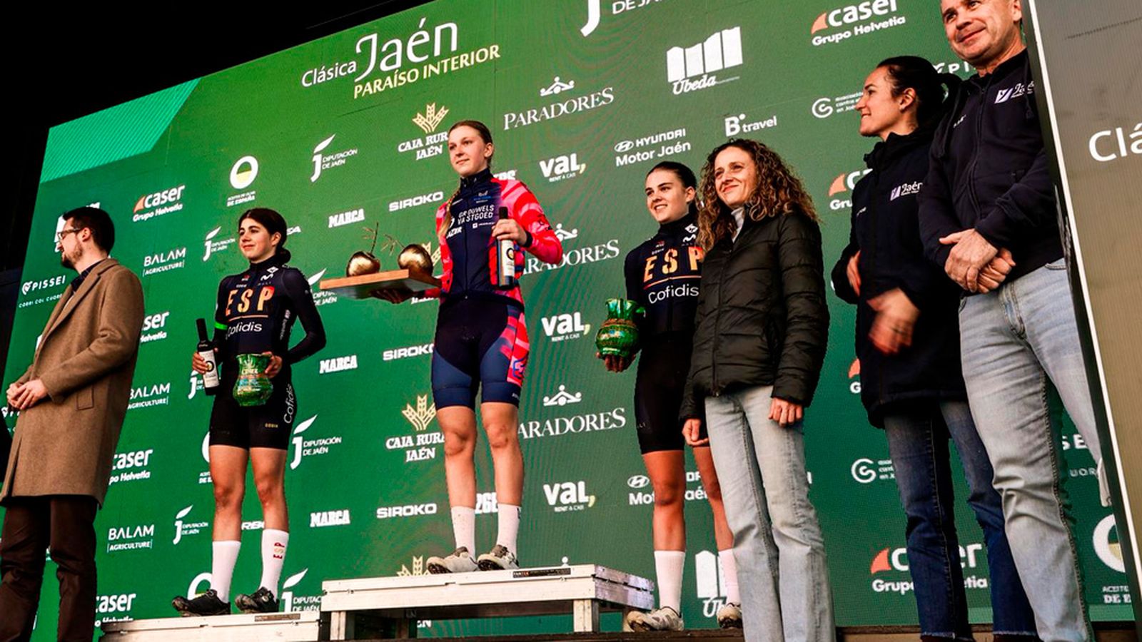 Alejandra Neira, Mikutytė y Mirari Gotxi, en el podio final.