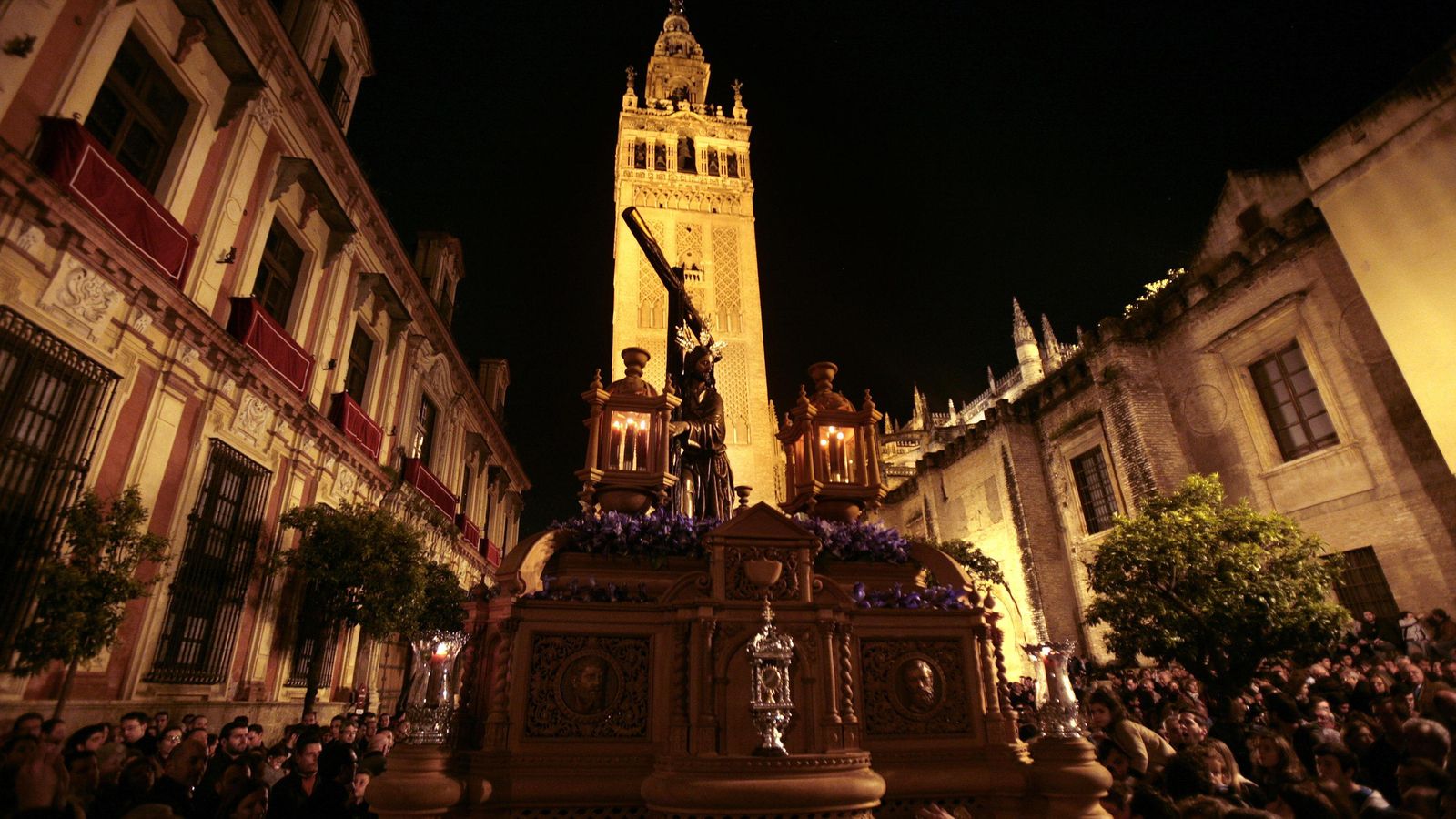 El Cristo de la Corona durante su estación de penitencia el Viernes de Dolores
