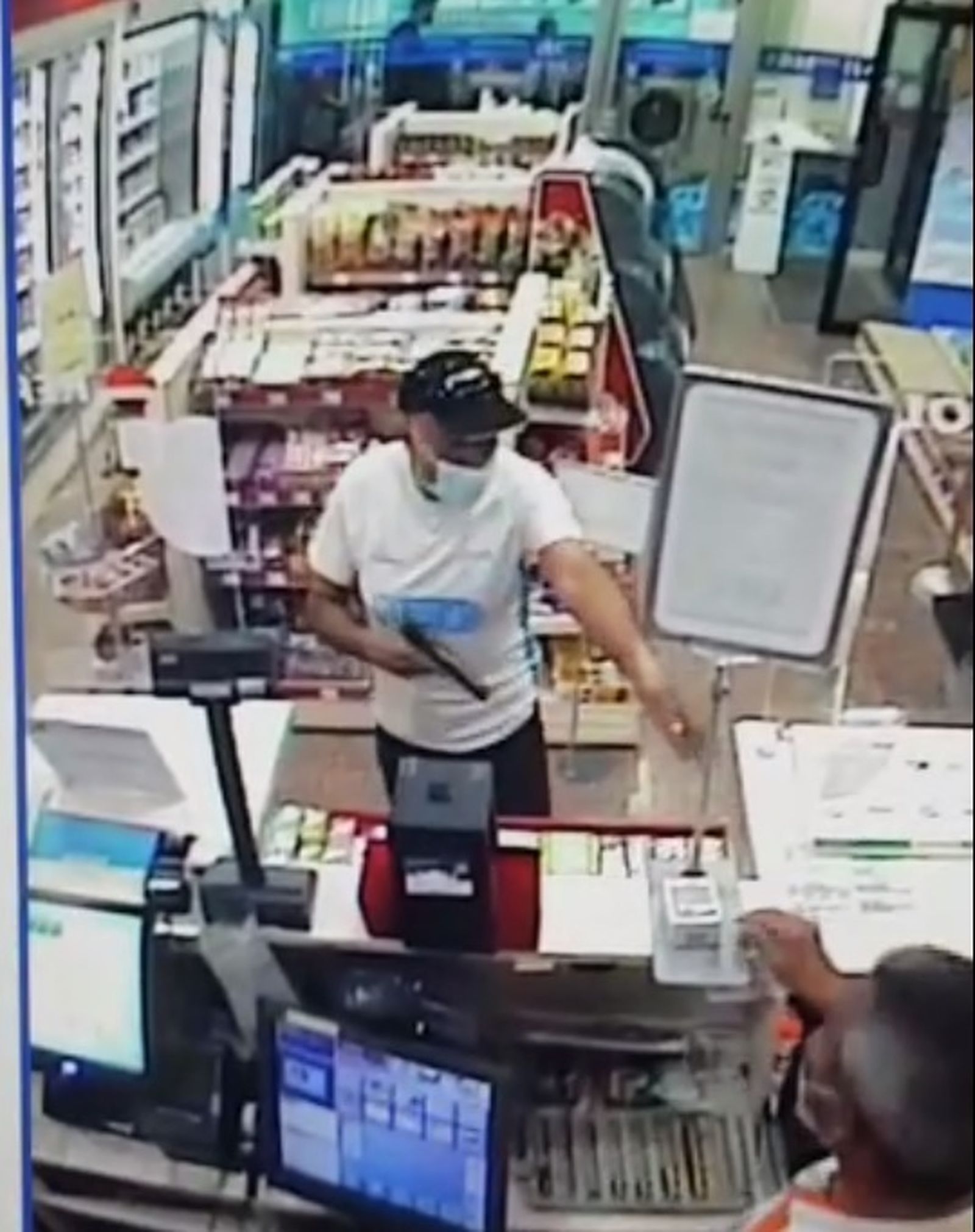 Momento en el que el presunto autor exige la recaudación al responsable de una gasolinera