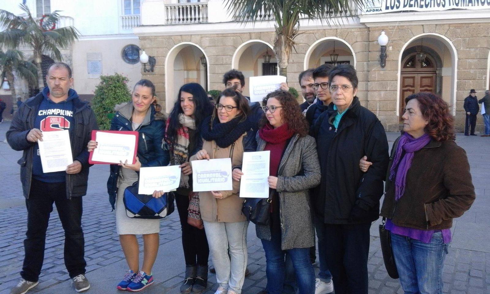 Representantes de la iniciativa 'Por un Carnaval Igualitario' antes de entregar el escrito en el Ayuntamiento.