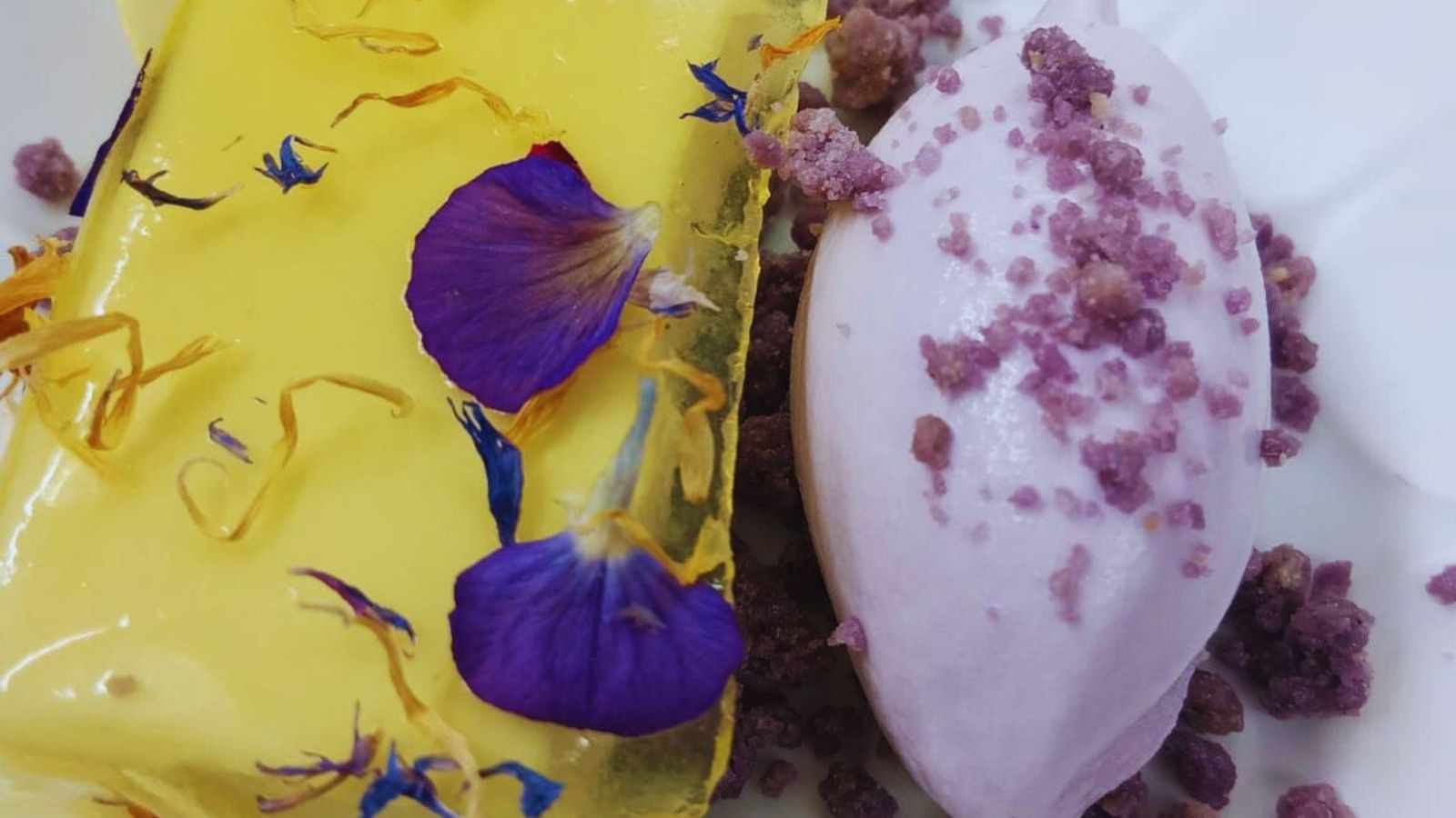 Cremoso de leche fermentada con velo de flores, crumble y helado de violetas