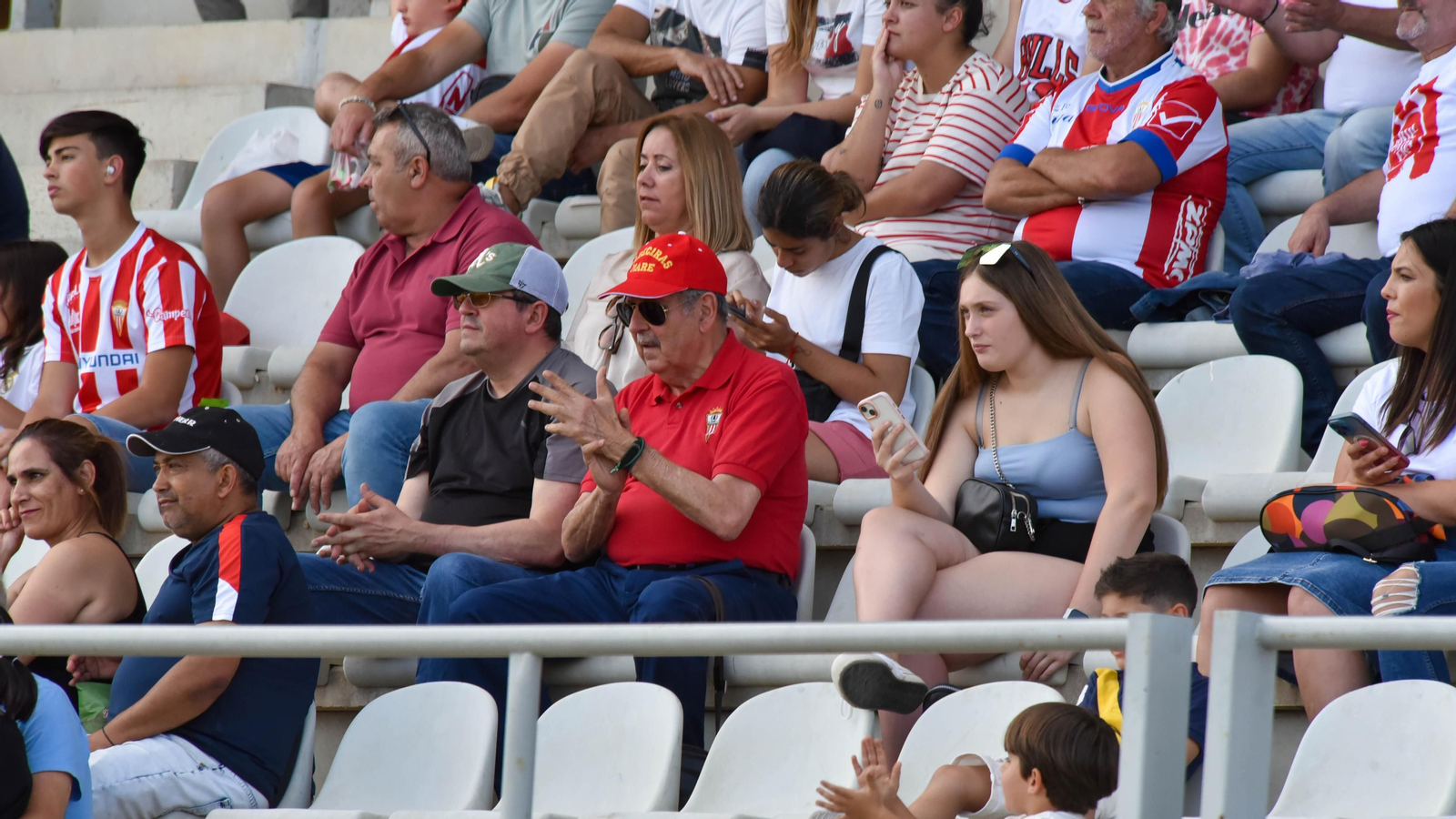 Fotos de la afición durante el Algeciras CF - AD Merída en el estadio municipal de Algeciras