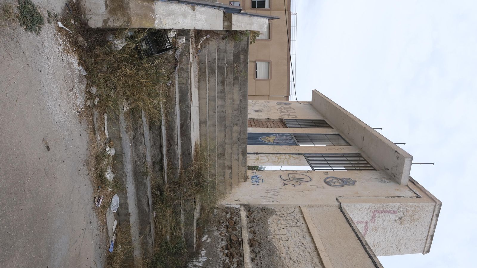 En la fachada puede apreciarse aún el escudo de la Federación de Fútbol