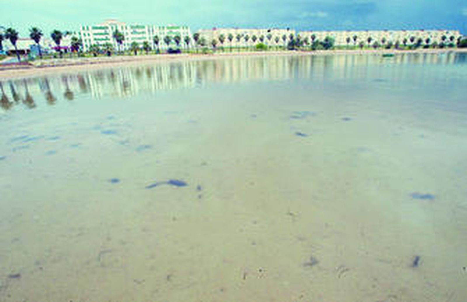 Imagen de la playa  de La Cachucha cuyos lodos y limos marinos poseen propiedades terapéuticas.