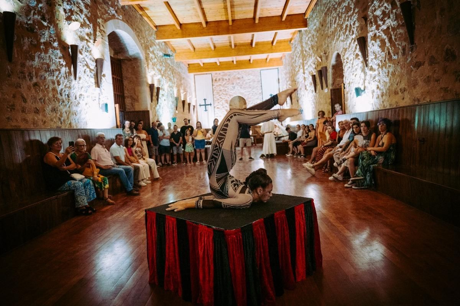 Los espectáculos de circo son una de las actividades gratuitas que puedes ver en los castillos de Jaén este verano.