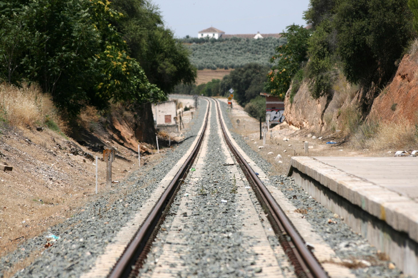 Así está la línea de tren convencional Granada-Bobadilla y algunas estaciones