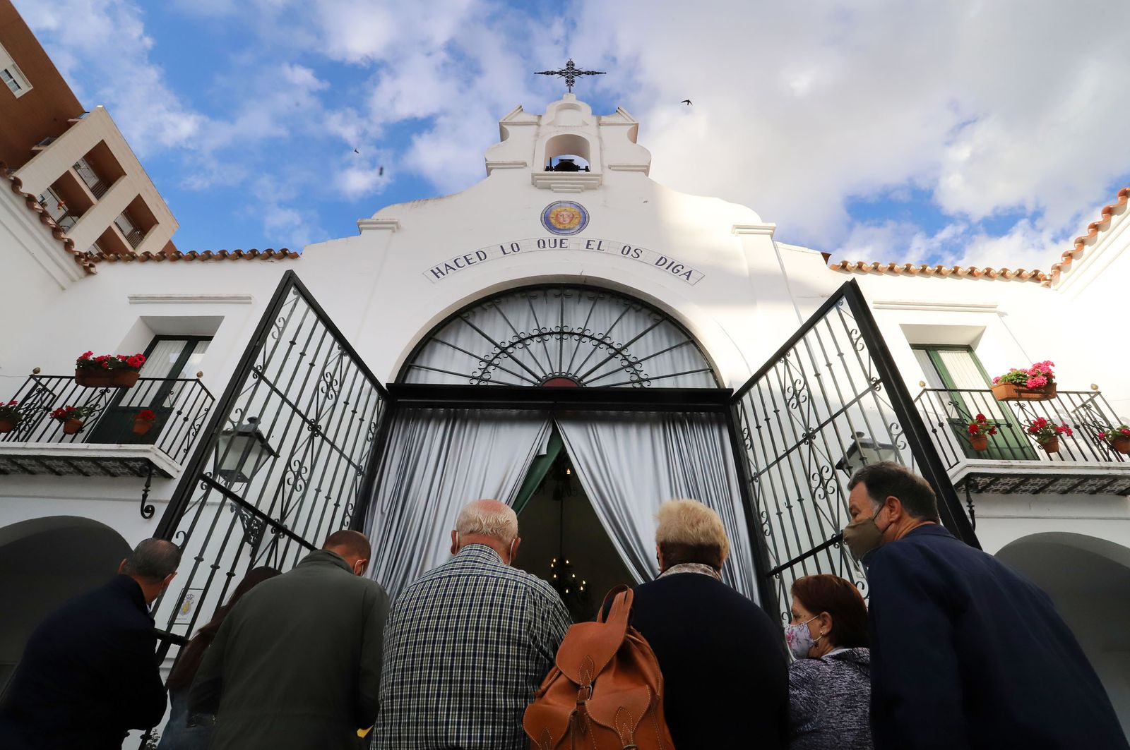 Imágenes de la presentación del cartel de la Hdad del Rocío de Huelva realizado por la pintora Nuria Barrera