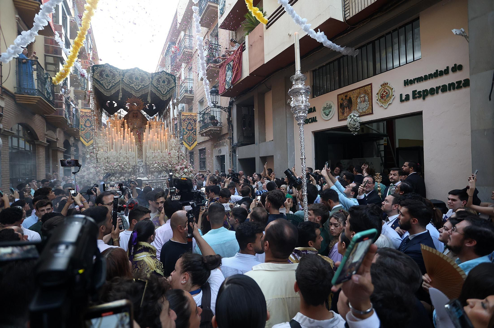 Imágenes de la procesión extraordinaria de la Virgen de la Esperanza por las calles de Huelva