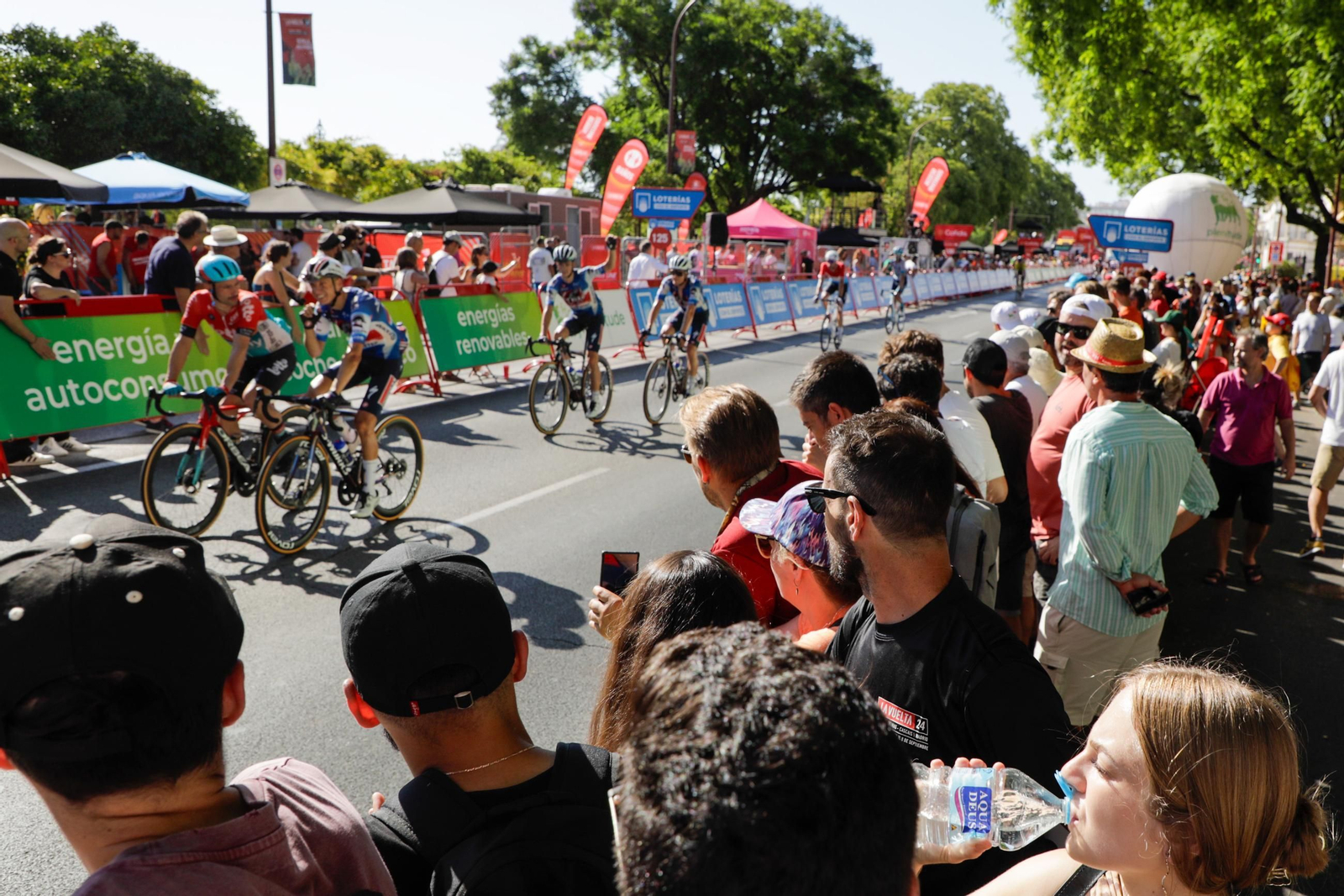 Ambiente del final de la 5ª etapa de la Vuelta ciclista a España, a su llegada a Sevilla