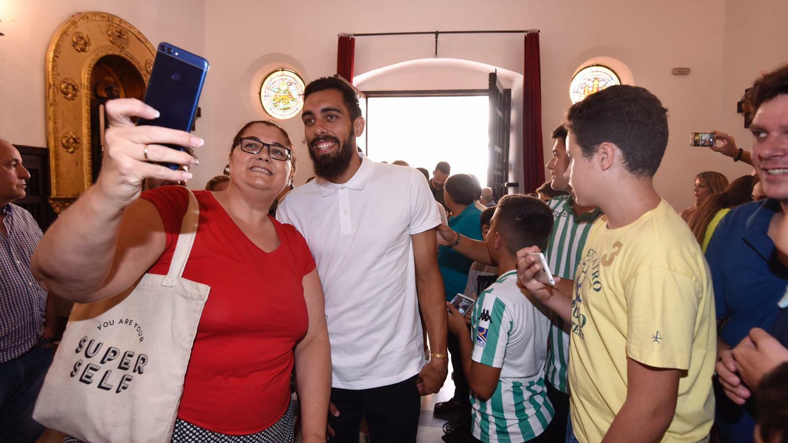 Borja Iglesias posa con una aficionada bética.