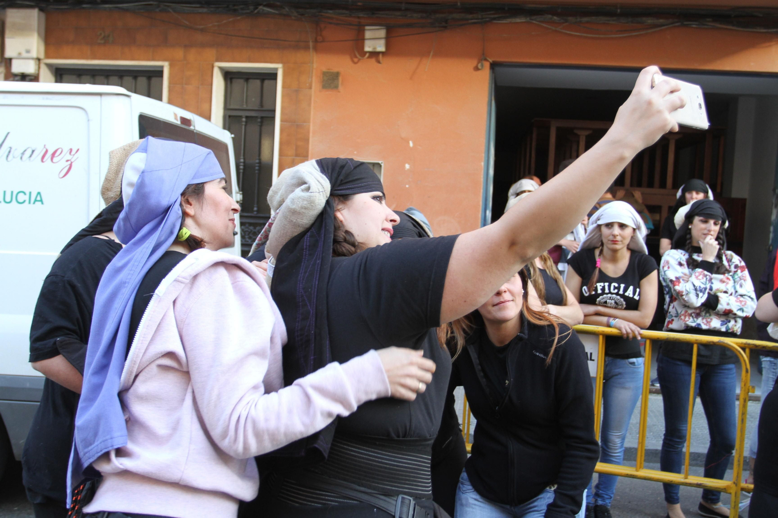 El ensayo de la cuadrilla de mujeres de la Hermandad del Santo Entierro, en imágenes