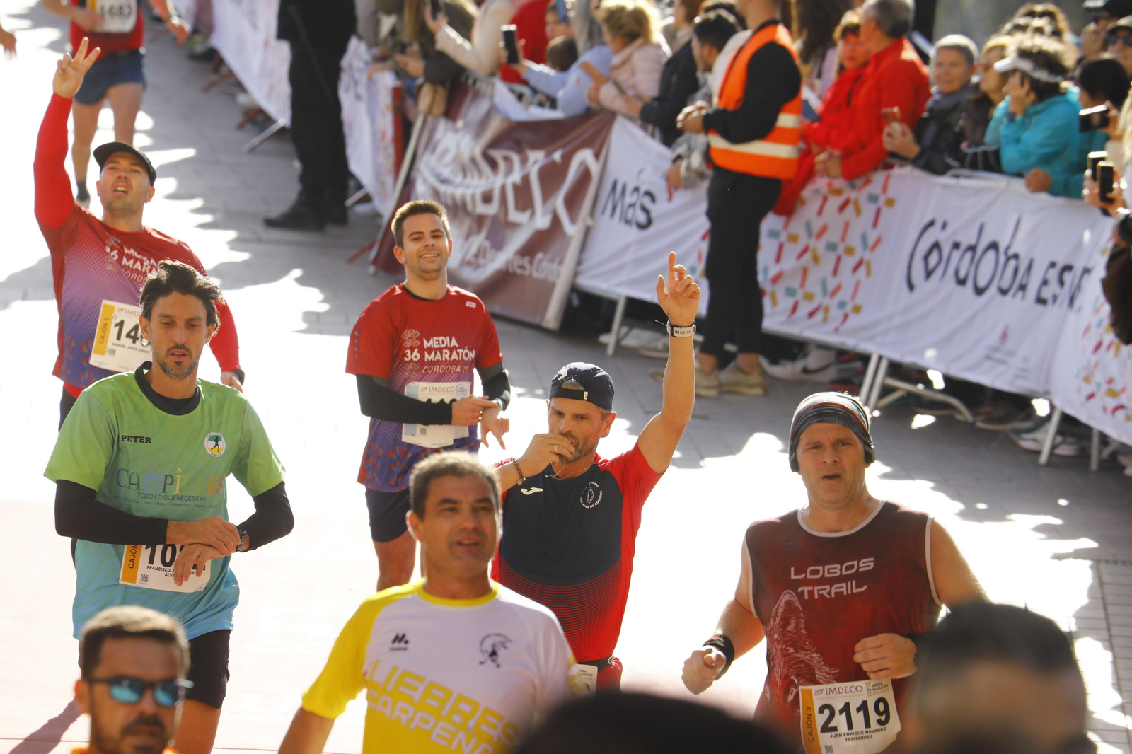 La gloria de cruzar la Puerta del Puente: imágenes de la meta de la 36 Media Maratón de Córdoba