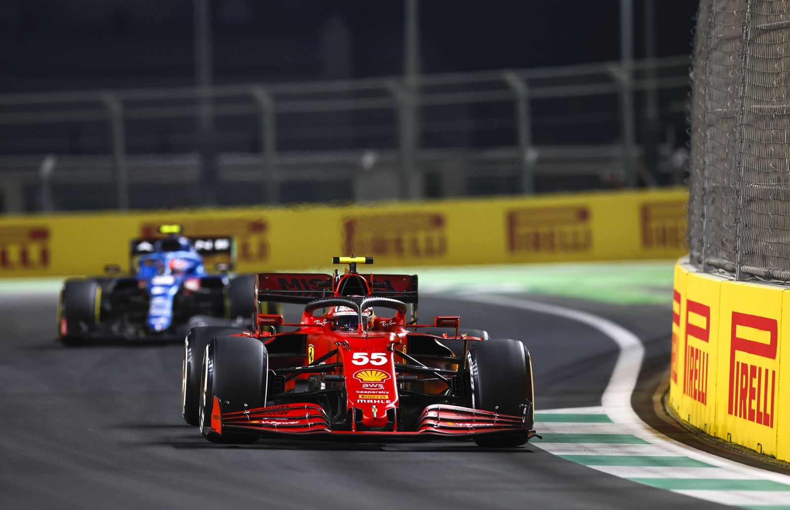 Carlos Sainz, pilotando su Ferrari en el circuito de Yeda