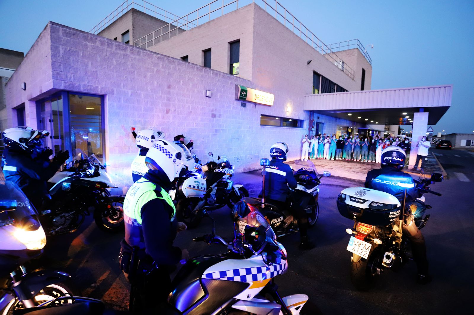 Policías locales y nacionales, aplaudiendo a los sanitarios del Juan Ramón Jiménez en abril de 2020.