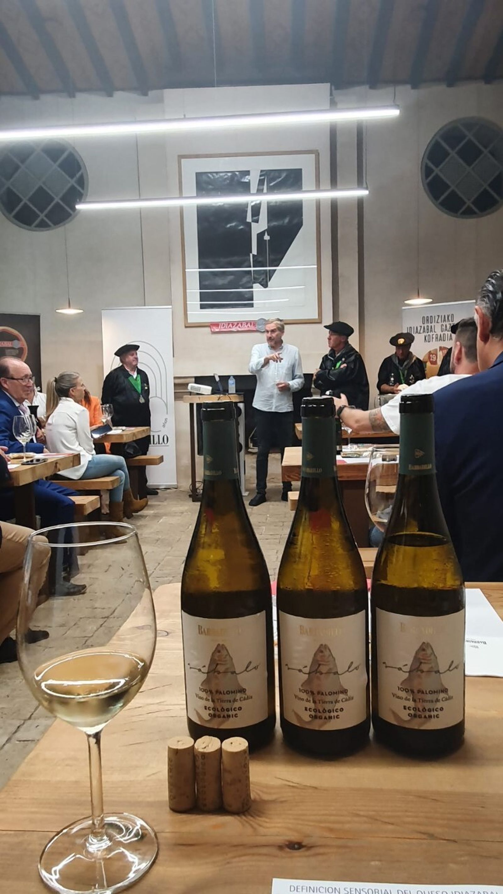 Otro momento de la cata-maridaje con botellas del blanco ecológico Sábalo en primer plano.