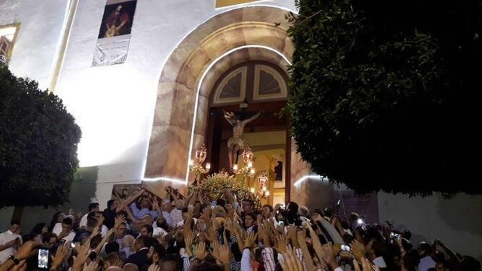 Salida del Cristo de la Luz de la iglesia de Dalías.