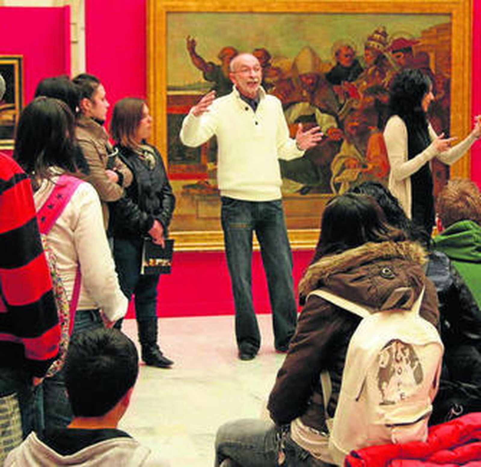 Elías Palmero explica la muestra a los estudiantes.