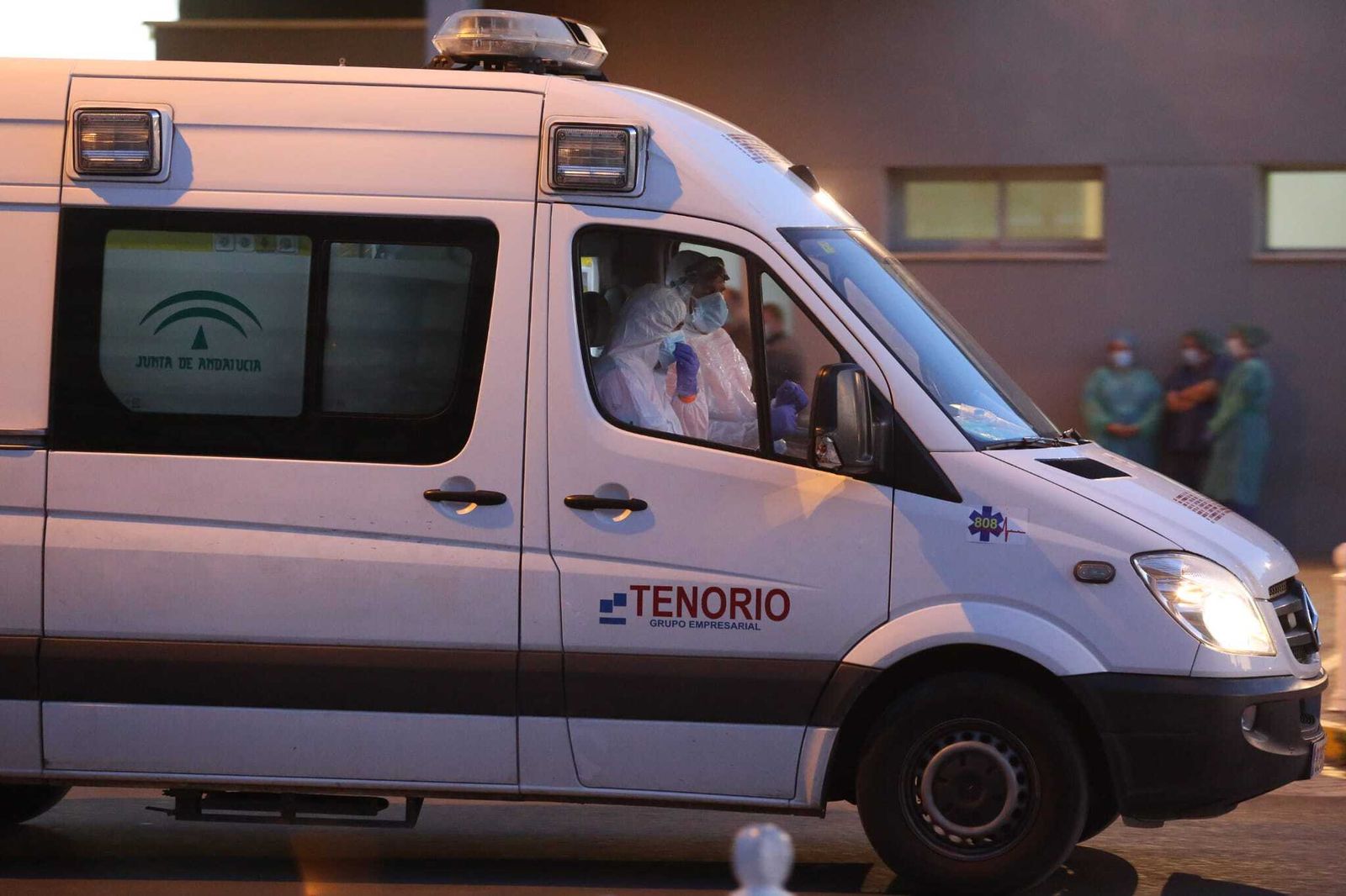 Una ambulancia ante un centro sanitario.