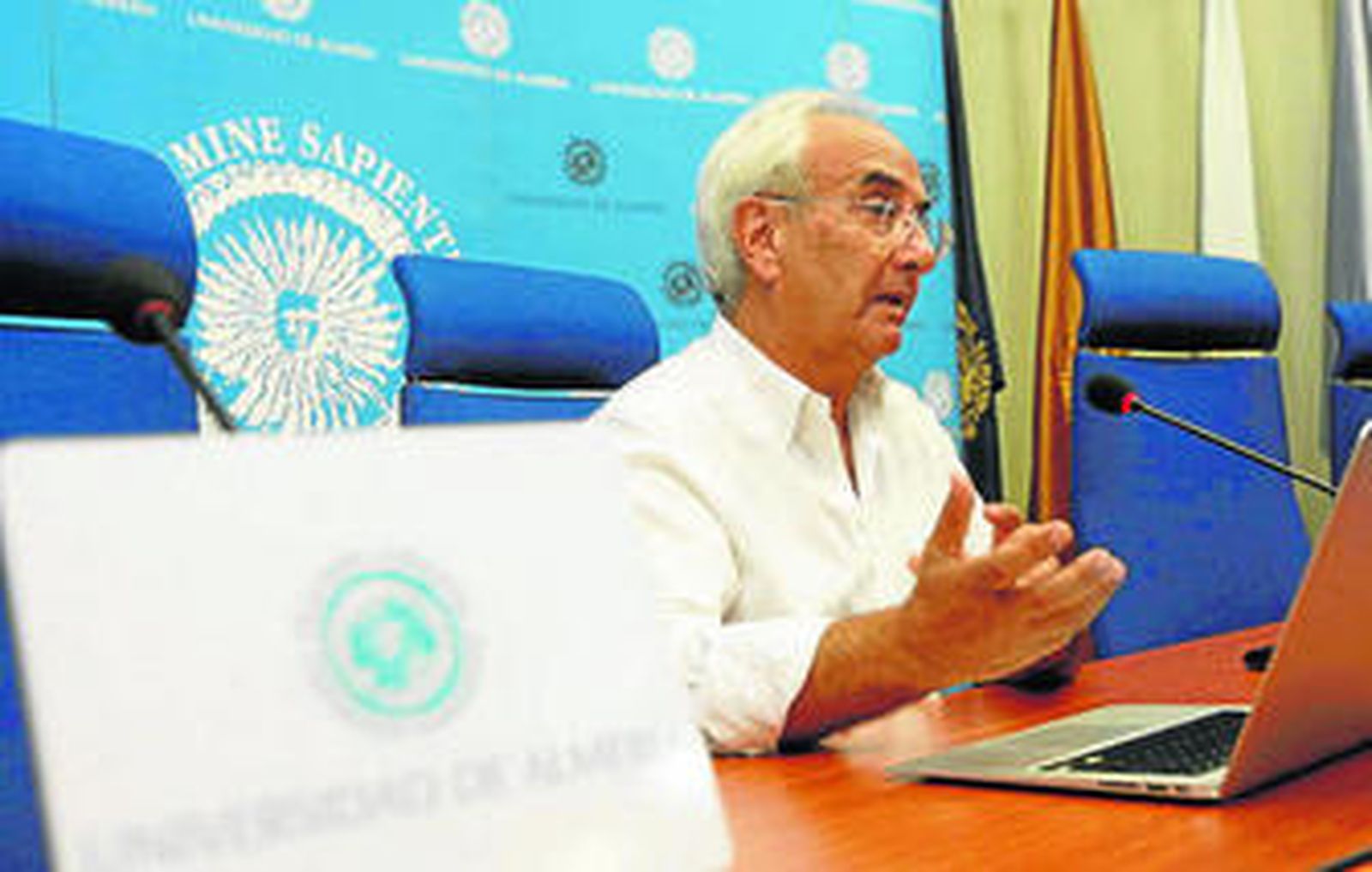 Manuel de la Fuente tratando los aspectos de las encuestas de satisfacción de la UAL.