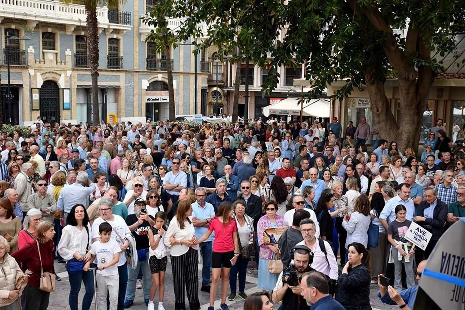 Imágenes de la concentración por las infraestructuras para Huelva