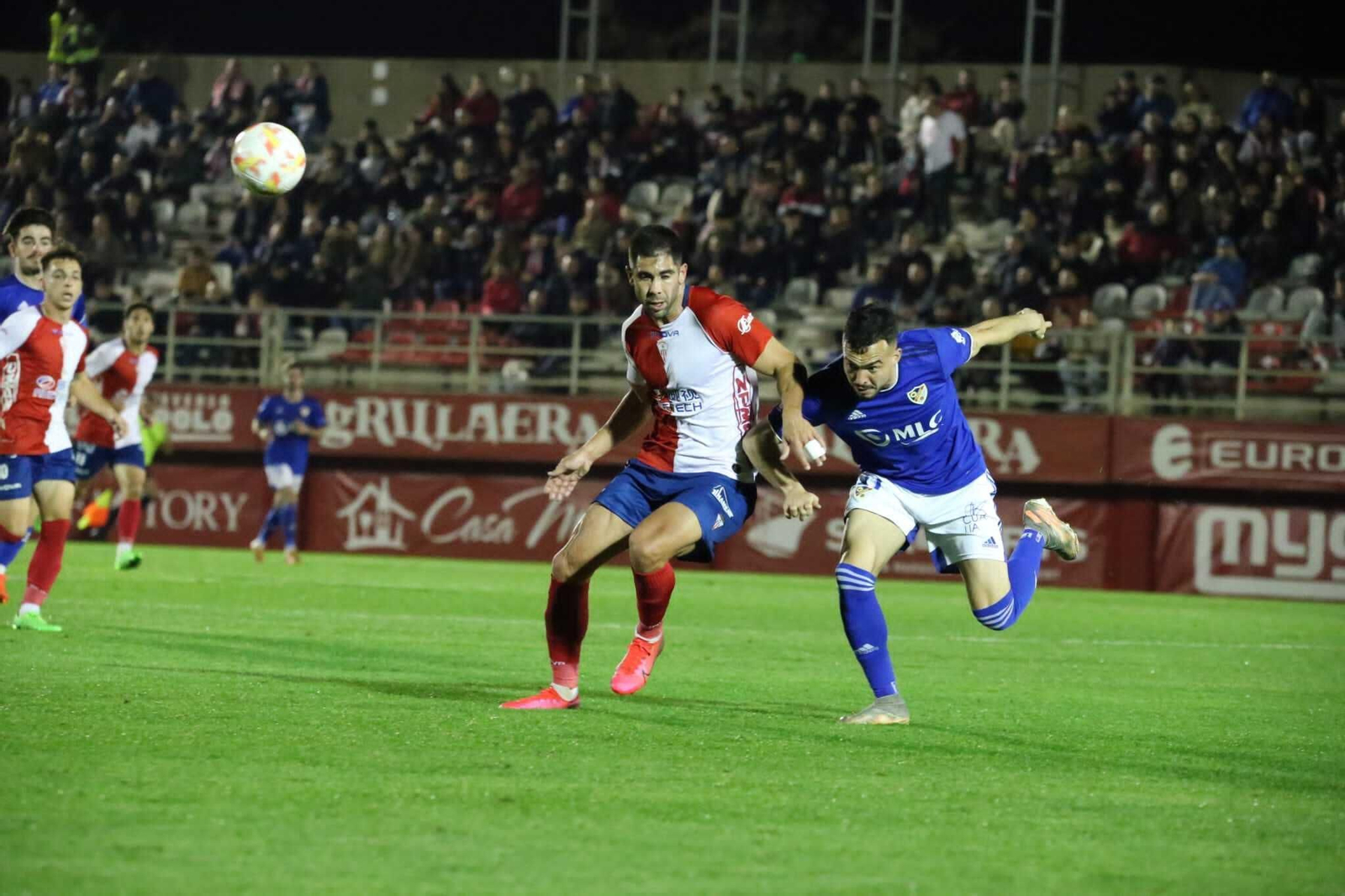 El algecirista Roni, ante un defensor del Linares.