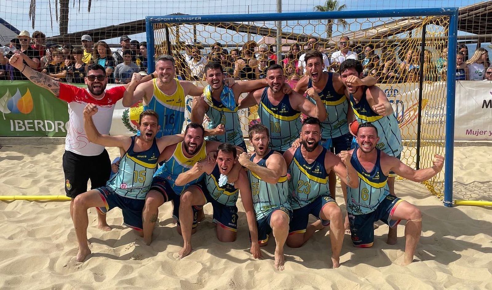 Los componentes del equipo algecireño festejan su victoria