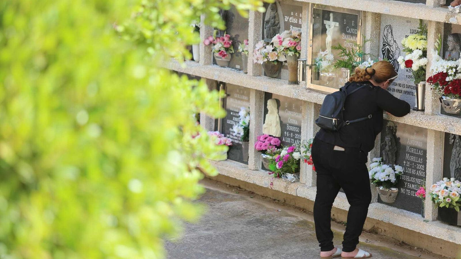 Una mujer, junto a la tumba de un ser querido en Parcemasa.