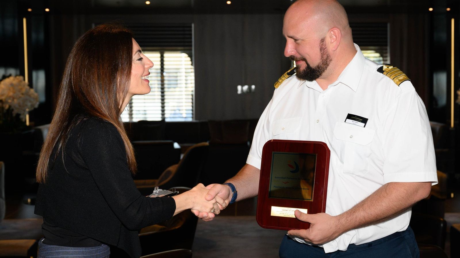 La presidenta del Puerto de Almería, Rosario Soto, con el capitán del Scenic Eclipse, Ned Tutton