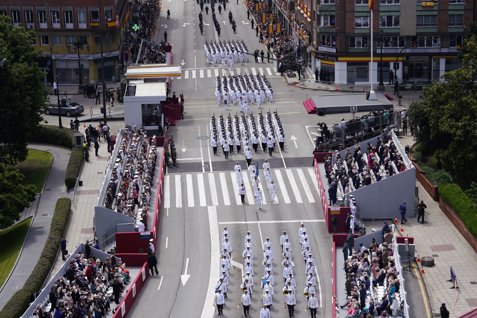 Las imágenes del desfile militar en Oviedo con motivo del Día de las Fuerzas Armadas