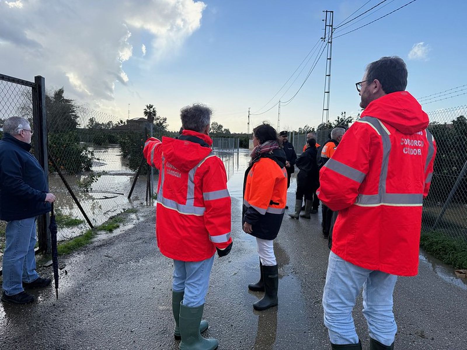 Salvador Fuentes durante su visita a Palma del Río durante las inundaciones.