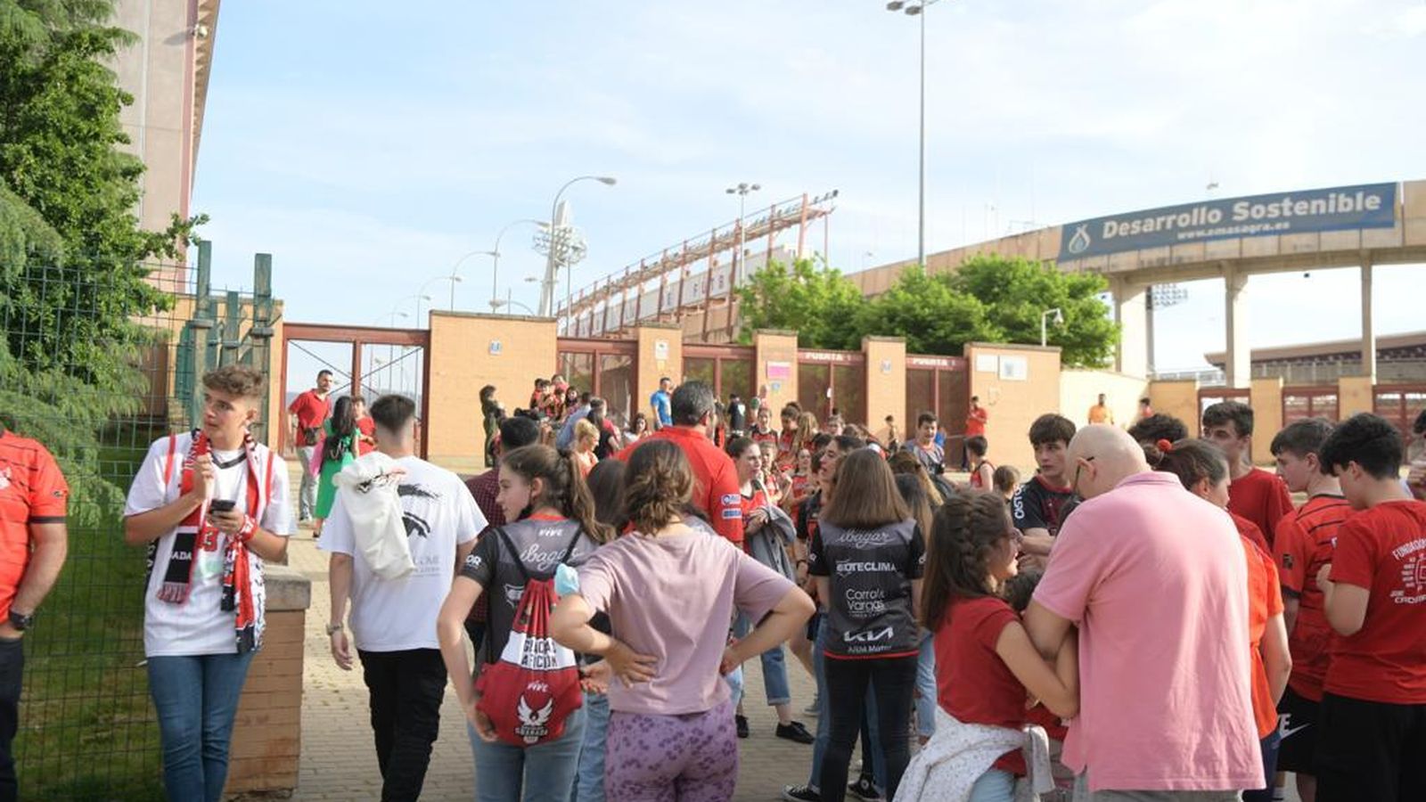 Ambiente previo a la apertura de puertas en el Palacio de Deportes