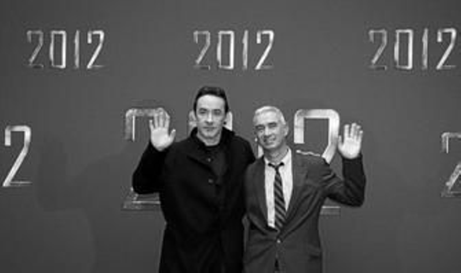 El realizador Roland Emmerich, a la derecha, junto al actor John Cusack.