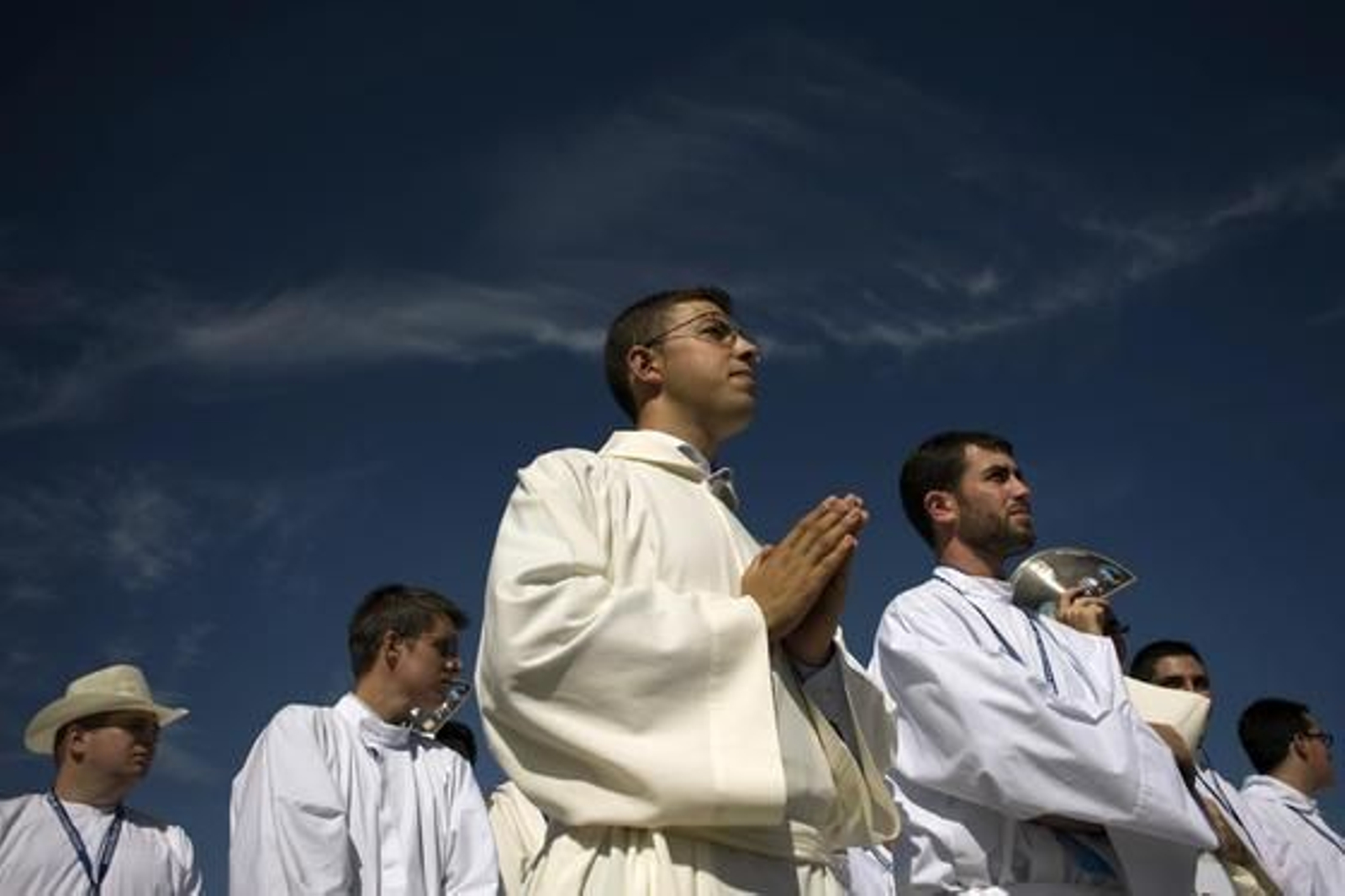 Miles de personas acuden al acto de beatificación de Fray Leopoldo en la base aérea de Armilla. / AFP