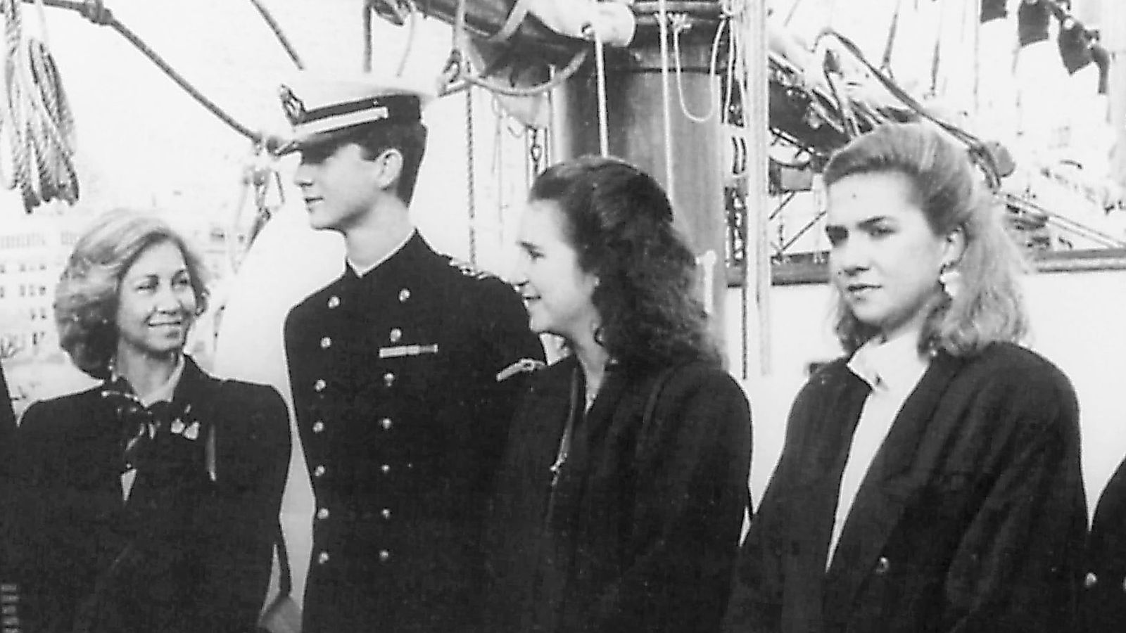 La familia real acompaña al príncipe Felipe en el inicio de su crucero de instrucción desde Cádiz en 1987.
