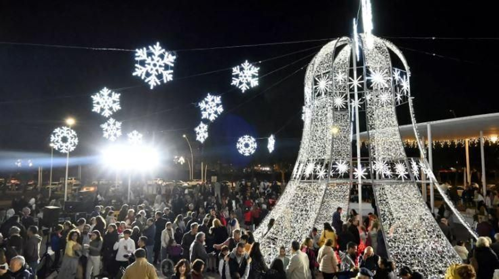 Iluminación navideña en el Paseo de la Ría de Huelva en 2024.