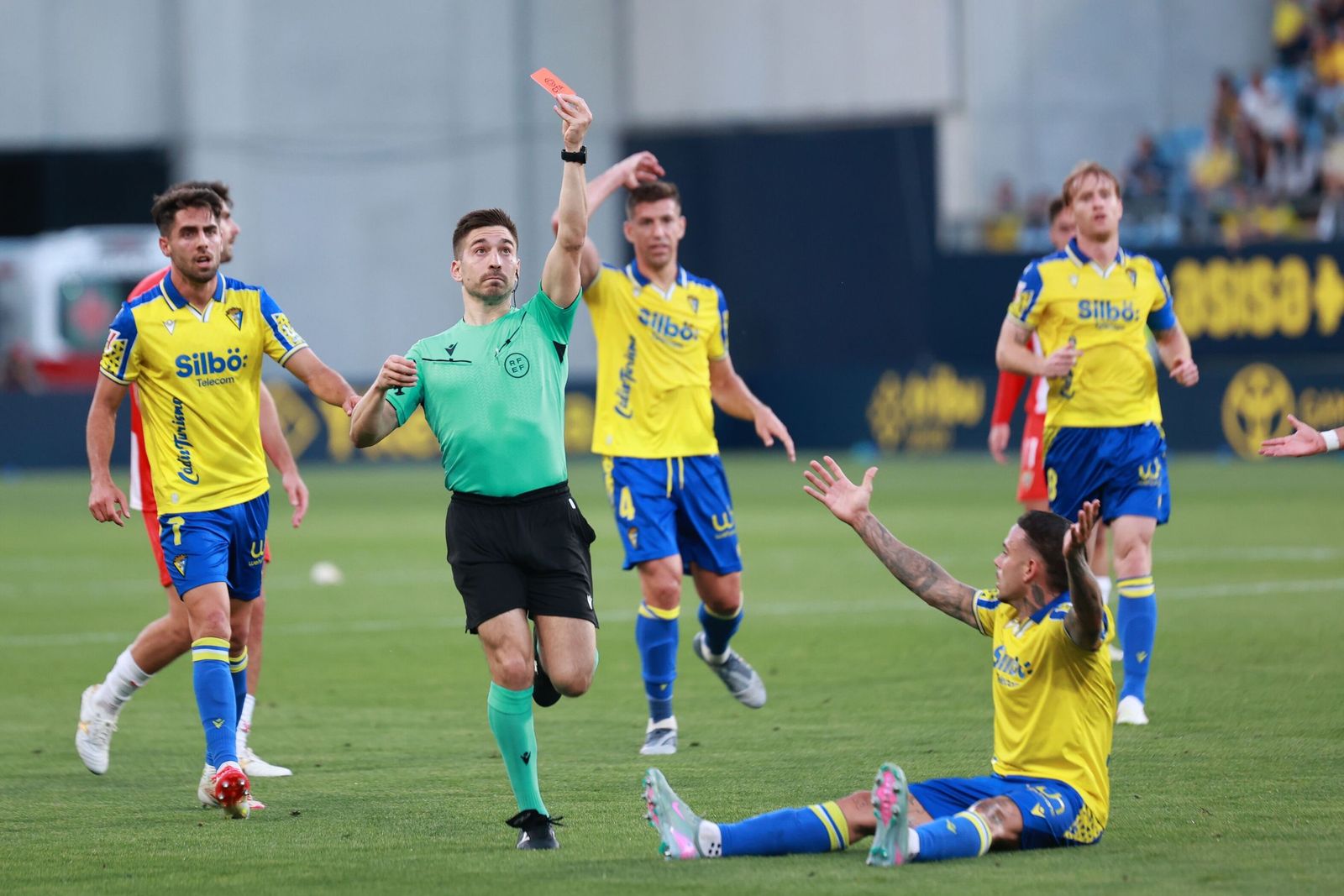 El árbitro muestra tarjeta roja en el Cádiz-Almería de la pasada temporada.