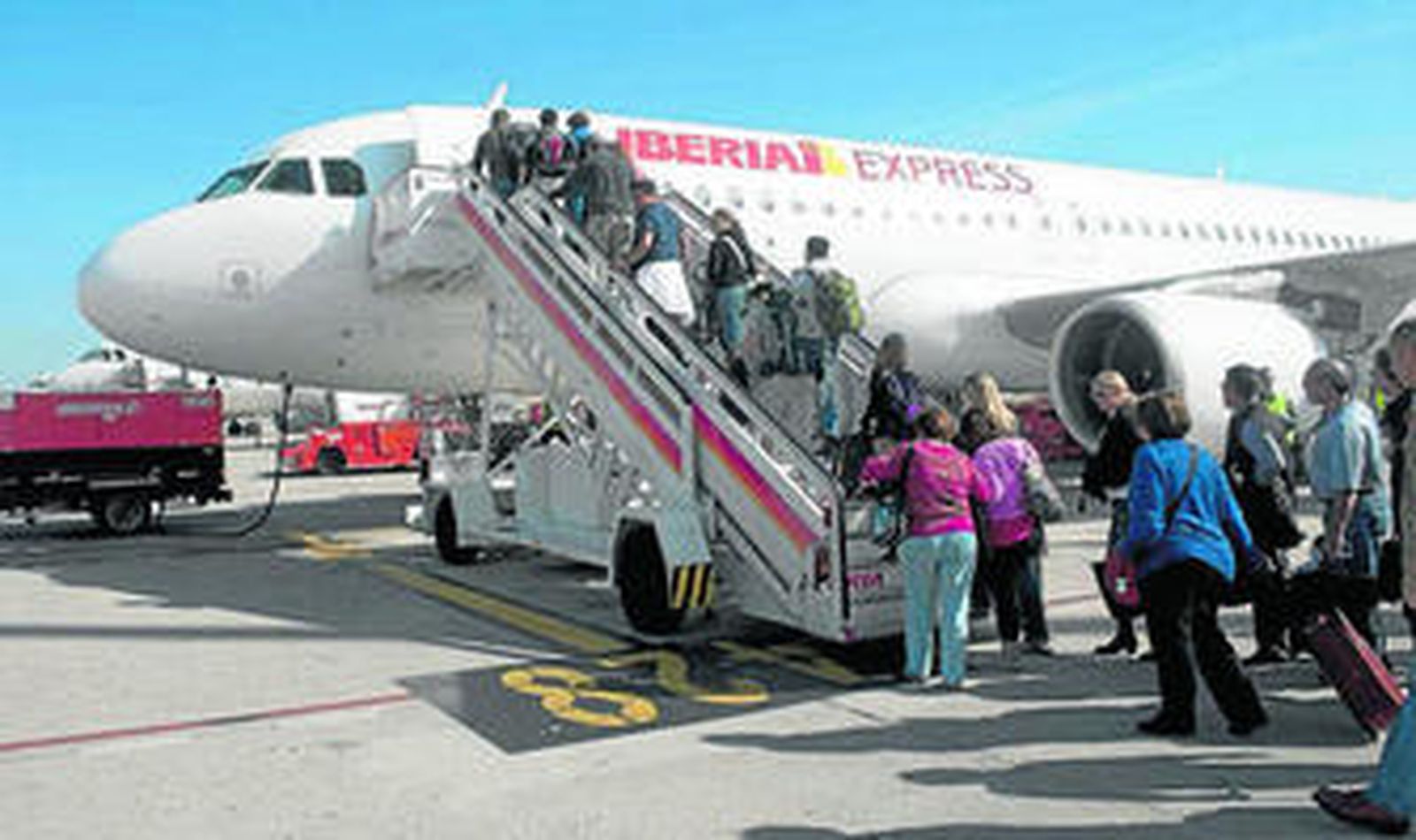 Pimeros pasajeros del vuelo inaugural de la nueva compañía Iberia Express con destino Sevilla.