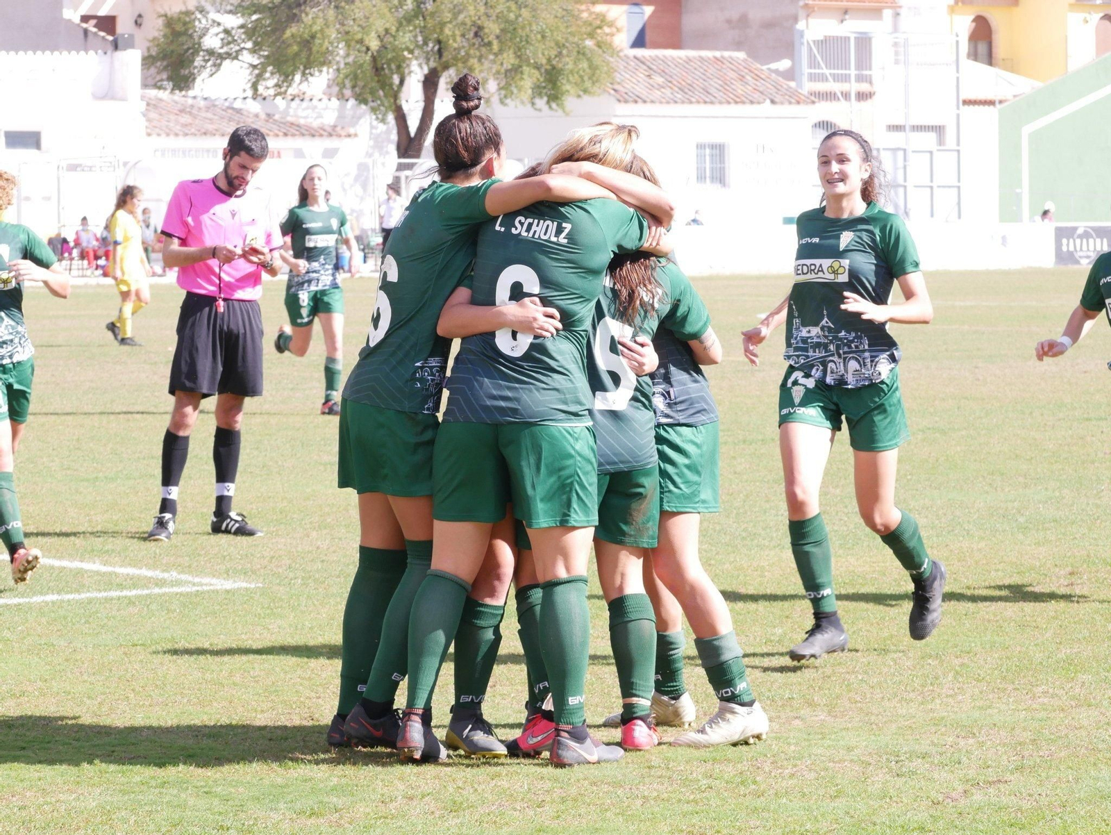Las jugadoras del Córdoba Femenino celebran el tanto de Yanire ante La Solana. Las jugadoras del Córdoba Femenino celebran el tanto de Yanire ante La Solana.