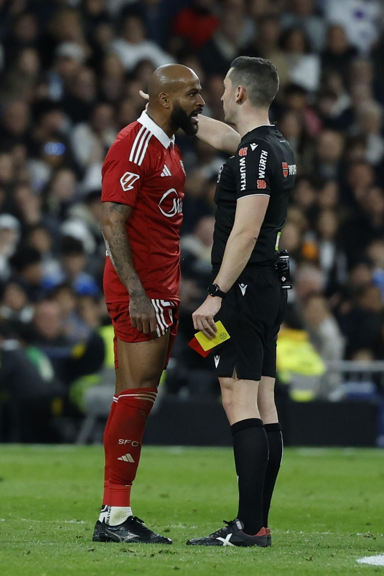 Marcao se encara con Muñiz Ruiz tras ver la evitable segunda amarilla.