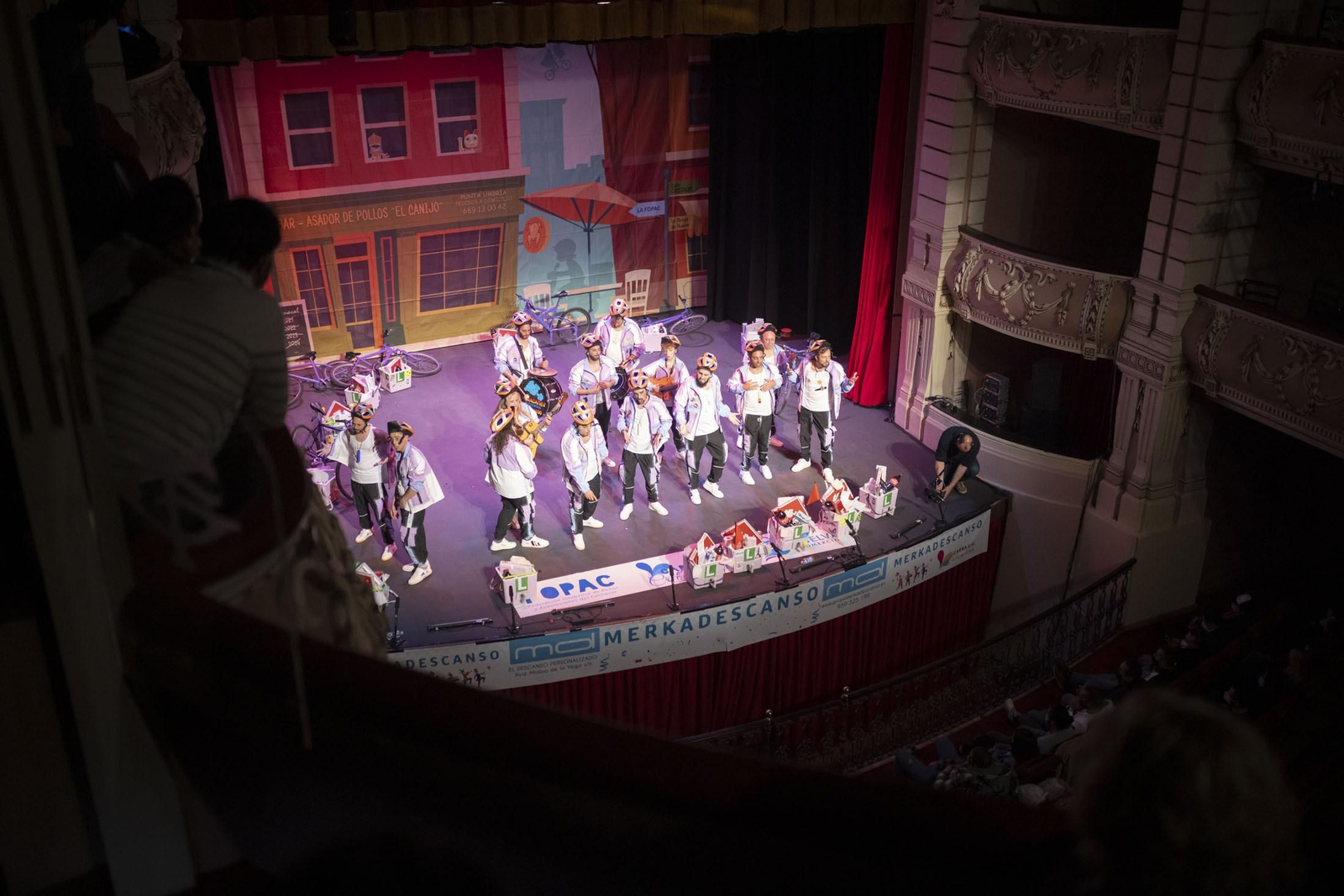 Imágenes de la actuación de la murga de Huelva '#QuedatEnCasa' en el Carnaval Colombino