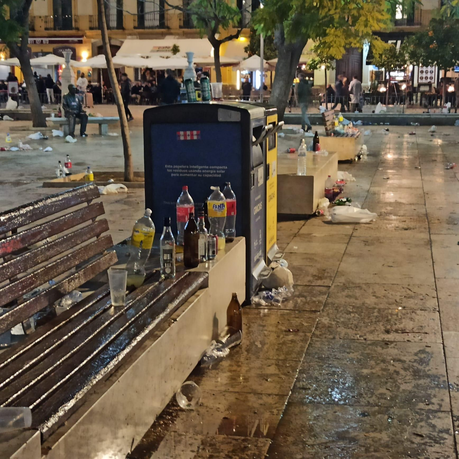 La plaza de la Merced de Málaga, con Picasso, llena de basura tras el paso de los ultras del Atlético